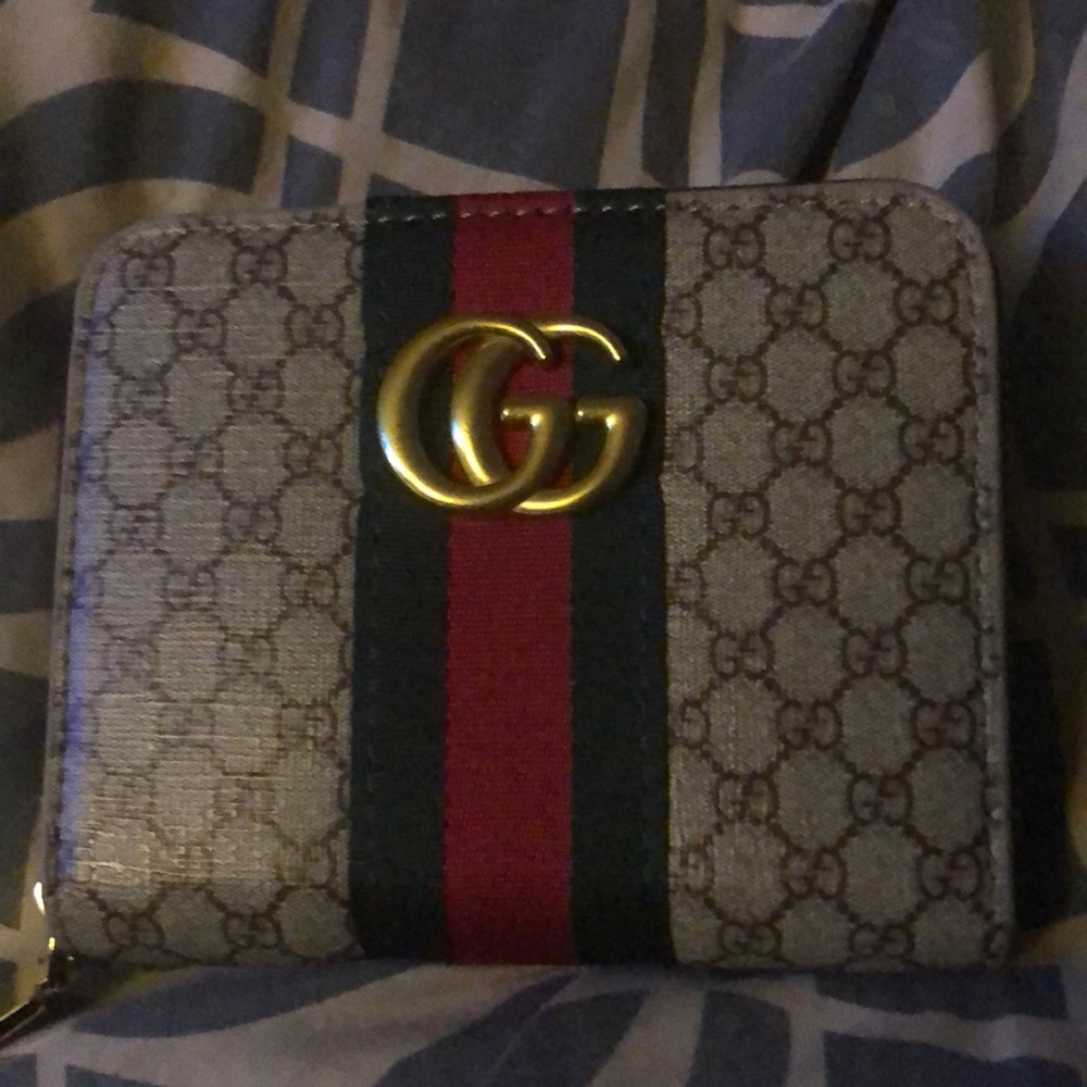 GUCCI ZIP AROUND WALLET